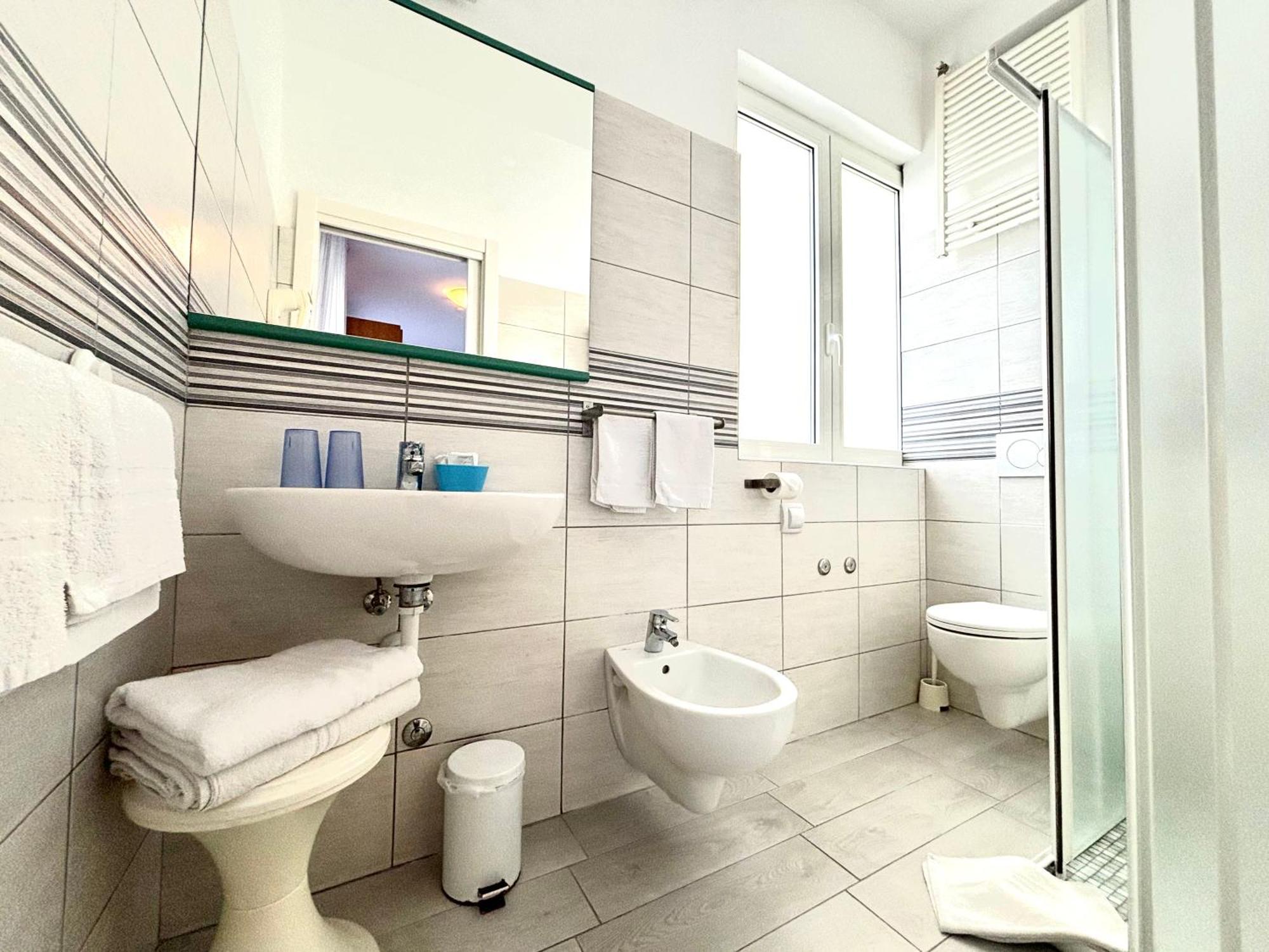 Hotel Iride Suite & Breakfast- Ideale Per Famiglie E Coppie Riccione Phòng bức ảnh