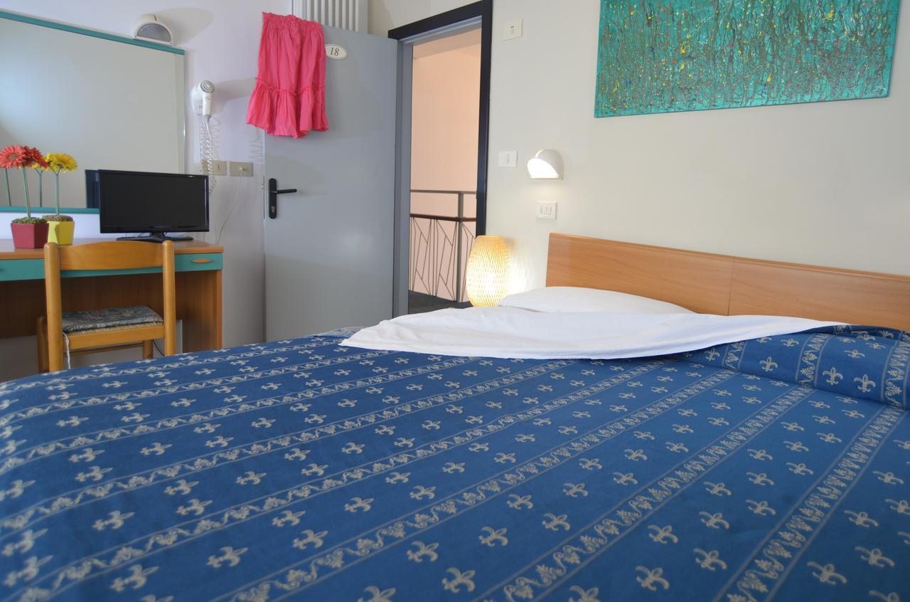 Hotel Iride Suite & Breakfast- Ideale Per Famiglie E Coppie Riccione Ngoại thất bức ảnh