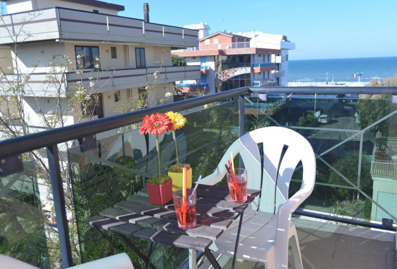 Hotel Iride Suite & Breakfast- Ideale Per Famiglie E Coppie Riccione Ngoại thất bức ảnh